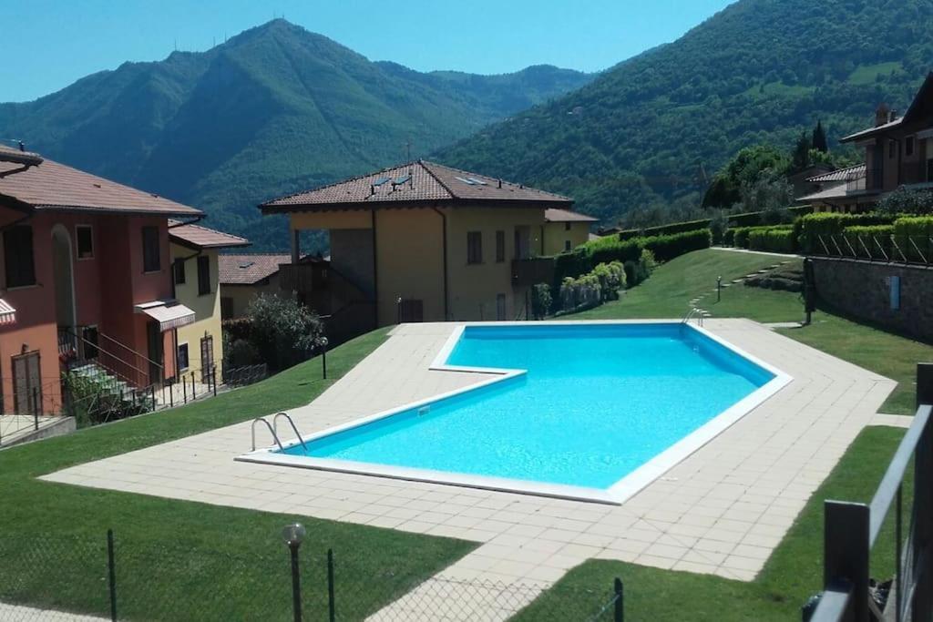 Luxurious Attic-Swimming Pool Villa Riva di Solto Exteriör bild