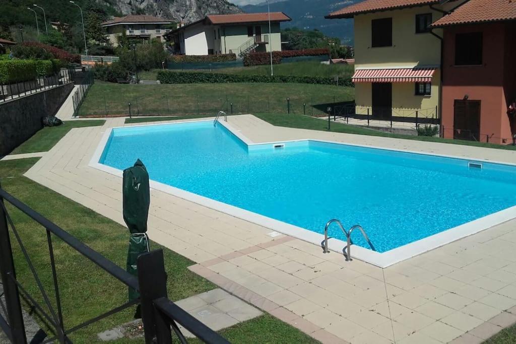 Luxurious Attic-Swimming Pool Villa Riva di Solto Exteriör bild